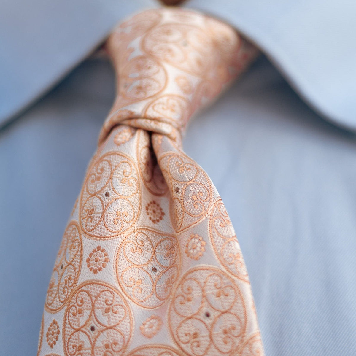 Luxury handmade Italian woven silk tie vintage pattern