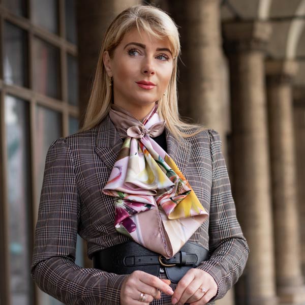 Elizabetta guide to how to wear an Italian silk scarf