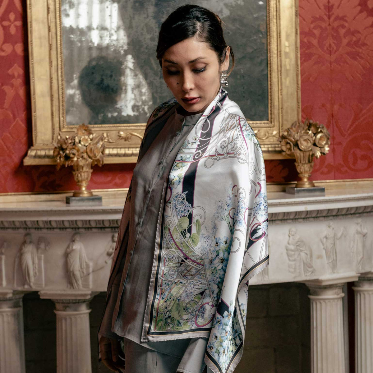 Women&#39;s luxury Italian silk scarf made in Como